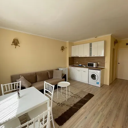 Charming 1 Bedroom In Sunny Lejlighed
